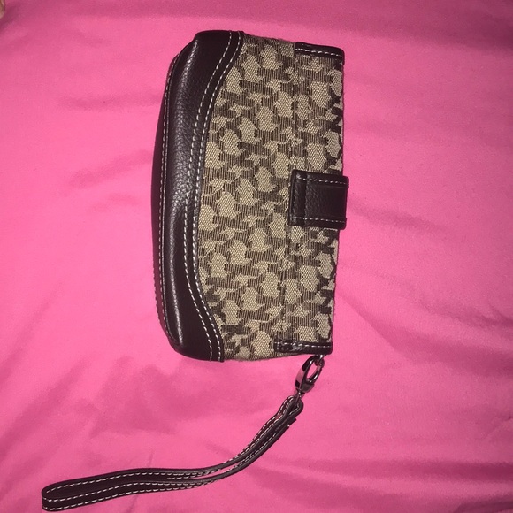 NEW YORK AND COMPANY WRISTLET - Picture 2 of 3